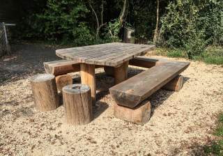 Tisch-Bank-Kombi der Firma Rudolf Spielplatz, Spielplatzbauer, Spielplatzhersteller, Spielplatzgeräte, Schweiz