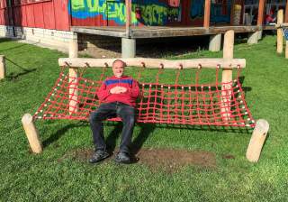 Netzsitzbank der Firma Rudolf Spielplatz, Spielplatzbauer, Spielplatzhersteller, Spielplatzgeräte, Schweiz